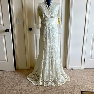 Ivory Kiyonna Bridal stretchy lace.V neckline 3/4 sleeve empire waist.